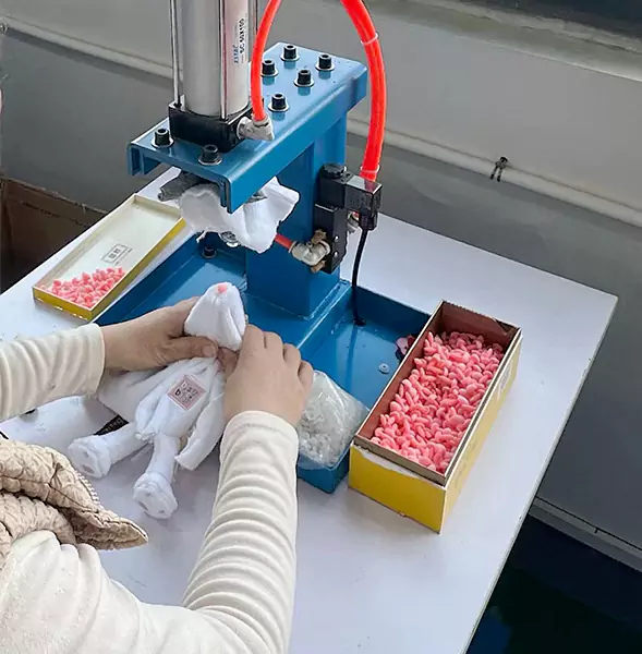 人形の製造工場を体験